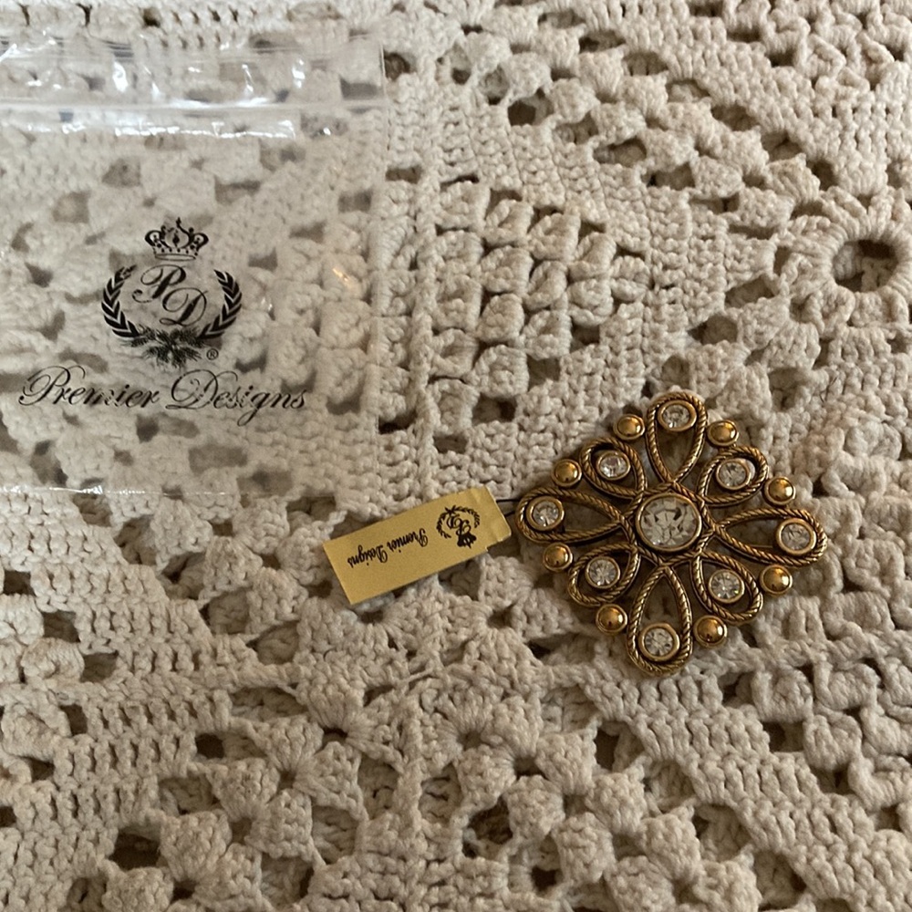 Premier Designs pin or pendant glorious gold toned with faux diamonds - Picture 2 of 7